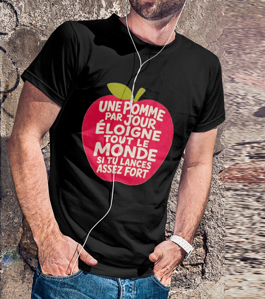 Une Pomme Par Jour Éloigne Tout Le Monde Si Tu Lances Assez Fort Humor Phrase T-Shirt