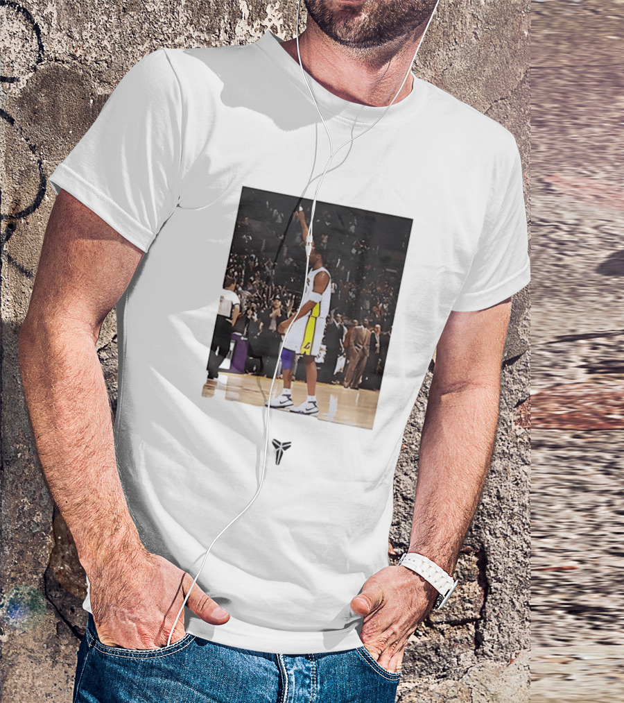 Kobe Bryant Los Angeles Lakers NBA Iconic Court Celebration T-Shirt