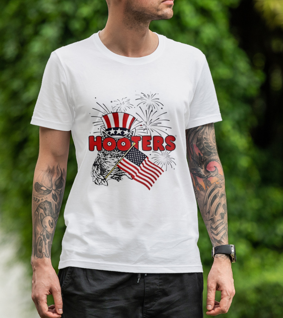Hooters Uncle Sam Owl USA Flag Fireworks Celebration T-Shirt