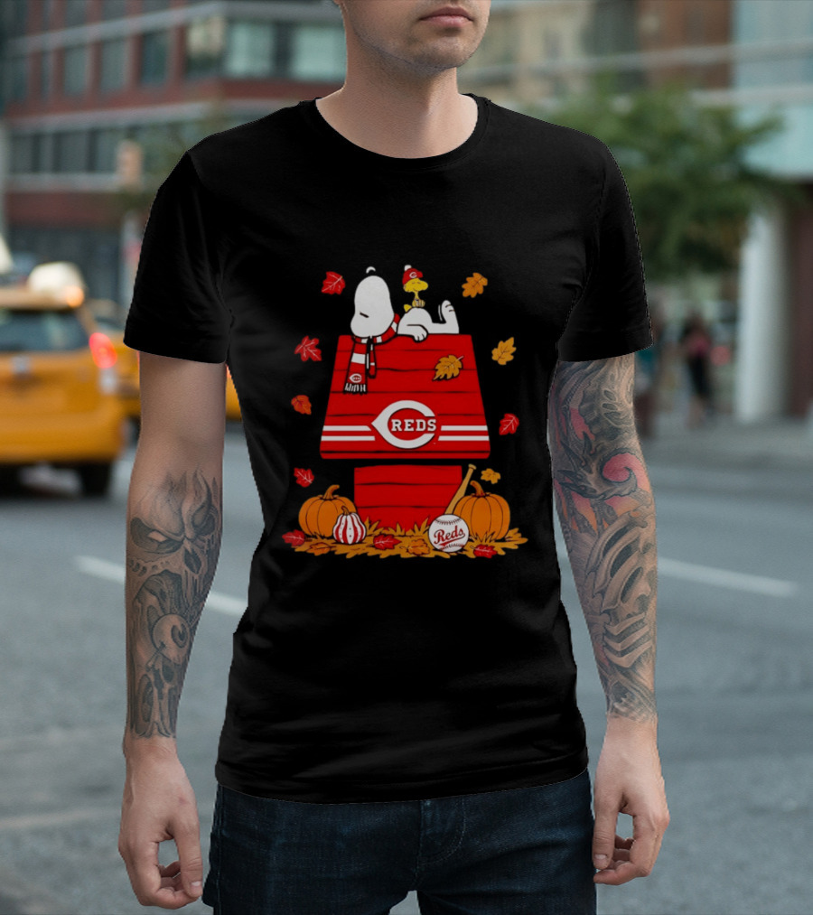 Snoopy Woodstock Cincinnati Reds Fall Baseball Pumpkins Leaves T-Shirt