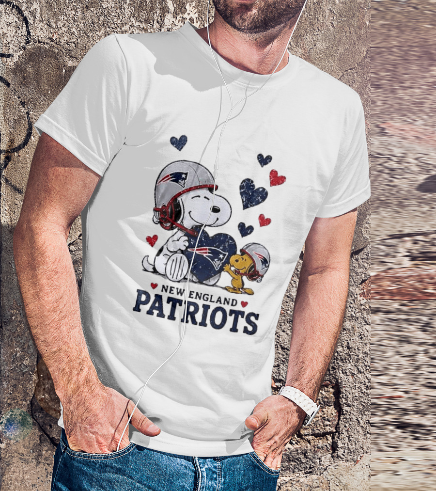 New England Patriots Peanuts Snoopy Woodstock Heart Helmets T-Shirt