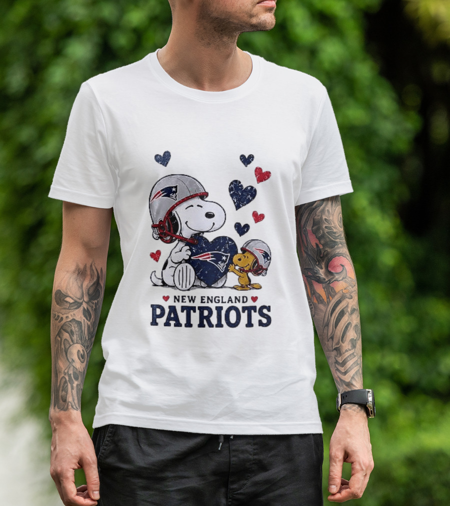 New England Patriots Peanuts Snoopy Woodstock Heart Helmets T-Shirt