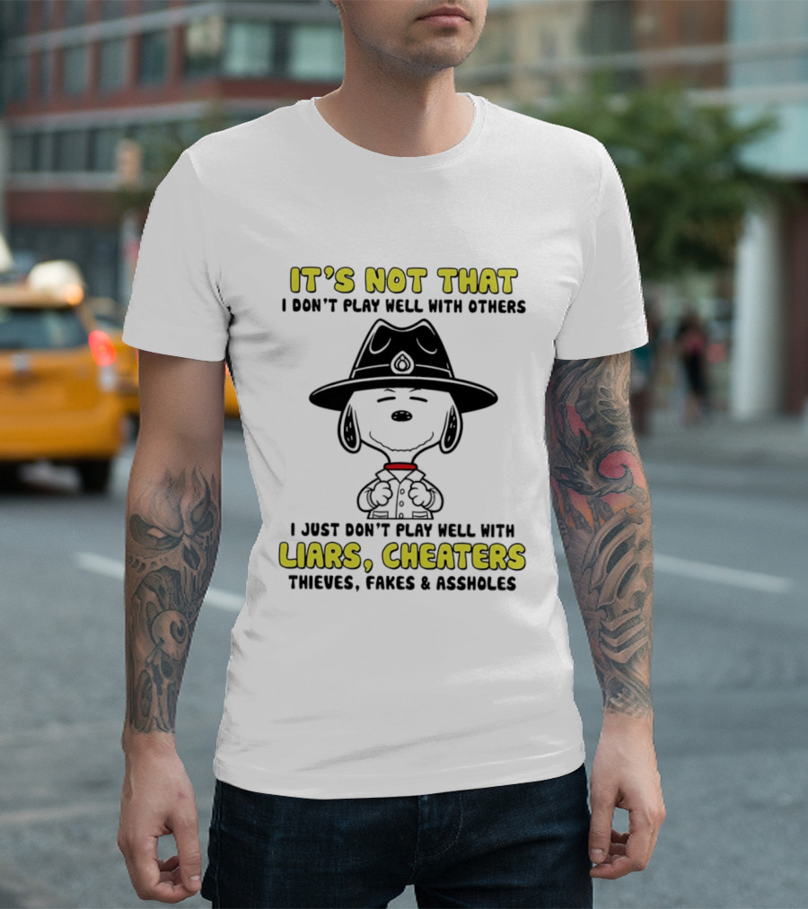 Snoopy It's Not That I Don't Play Well With Others Just Don't Play Well With Liars Cheaters Thieves Fakes & Assholes T-Shirt
