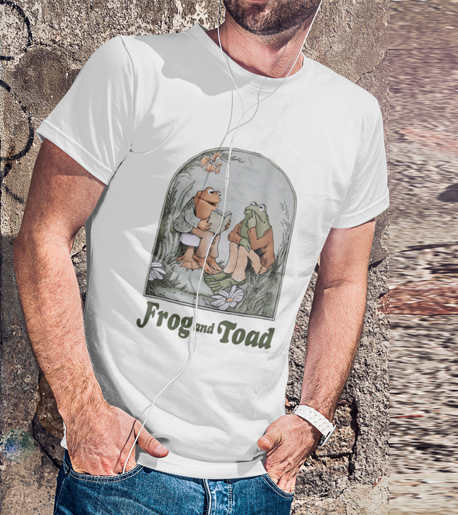 Frog And Toad Reading Together T-Shirt