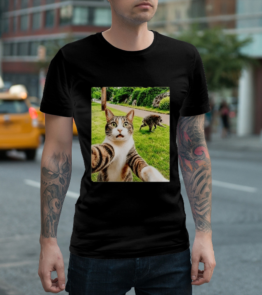 Shocked Face Tabby Cat Taking Selfie With Running Raccoon On Lawn Road T-Shirt