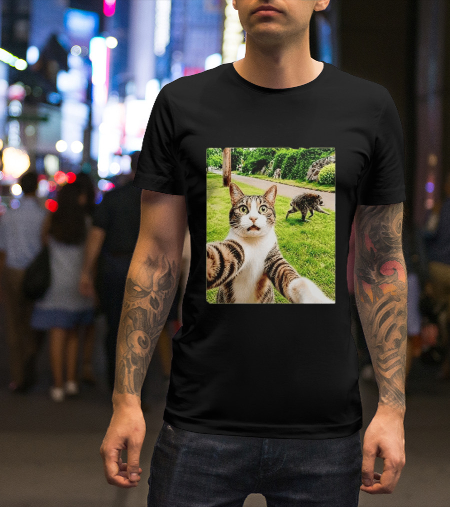 Shocked Face Tabby Cat Taking Selfie With Running Raccoon On Lawn Road T-Shirt