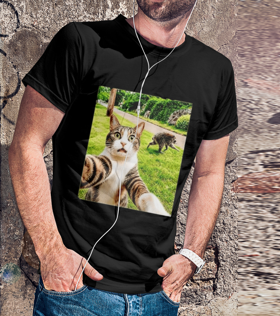 Shocked Face Tabby Cat Taking Selfie With Running Raccoon On Lawn Road T-Shirt