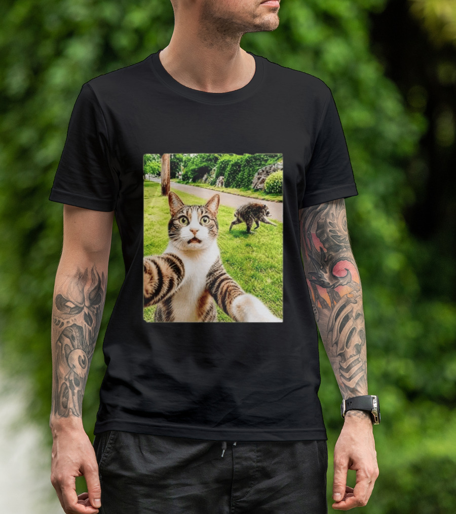Shocked Face Tabby Cat Taking Selfie With Running Raccoon On Lawn Road T-Shirt