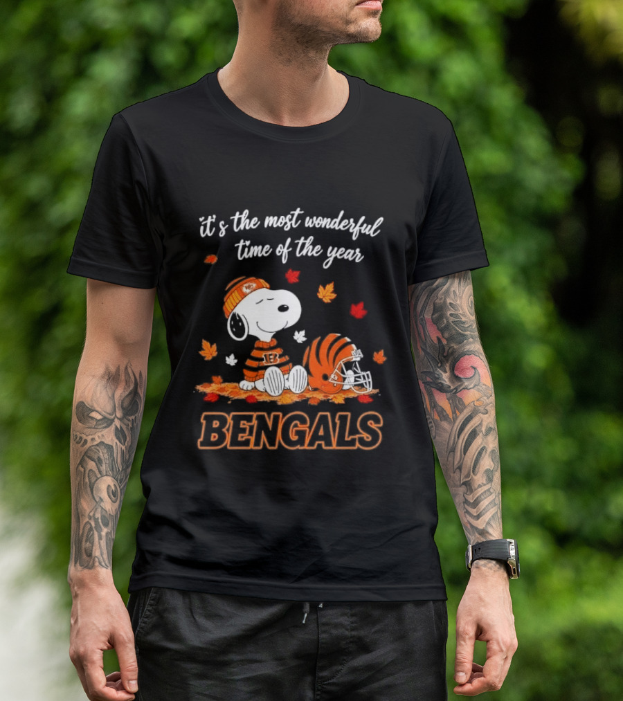 It's The Most Wonderful Time Of The Year Snoopy Bengals Leaves Helmet T-Shirt