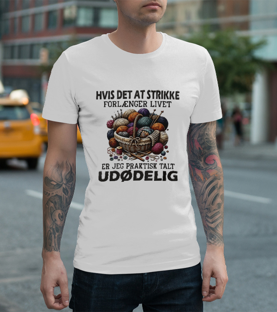 Hvis Det At Strikke Forlænger Livet Er Jeg Praktisk Talt Udødelig Garnkurv Strikkepinde T-Shirt