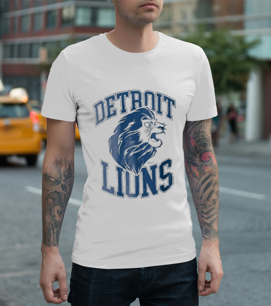 Detroit Lions Distressed Roaring Lion Head Varsity T-Shirt