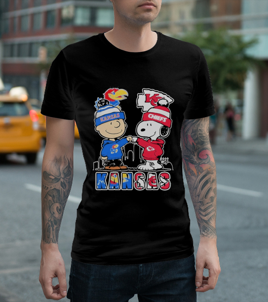 Kansas Jayhawks Kansas City Chiefs Peanuts Christmas 2025 Snoopy And Woodstock Fist Bump T-Shirt