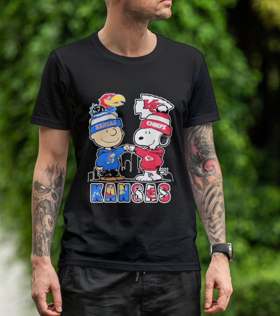 Kansas Jayhawks Kansas City Chiefs Peanuts Christmas 2025 Snoopy And Woodstock Fist Bump T-Shirt