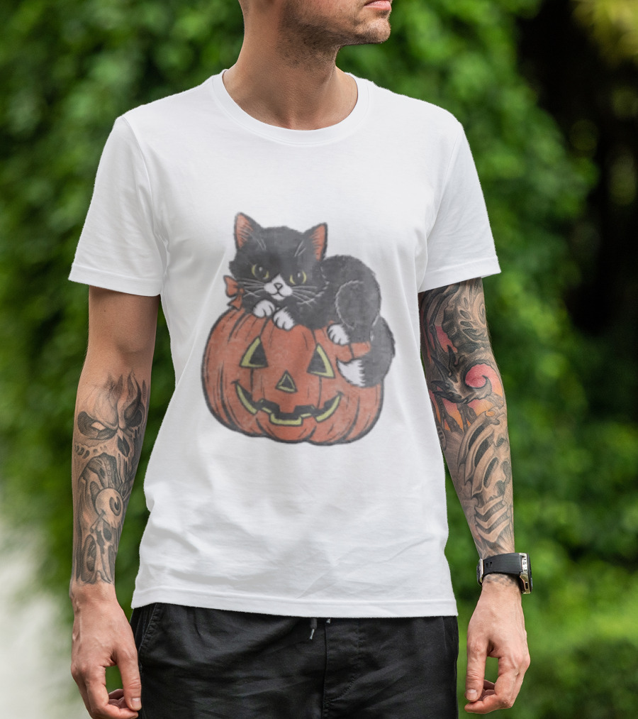 The Pumpkin Cat Halloween Black Cat On Jack O' Lantern T-Shirt