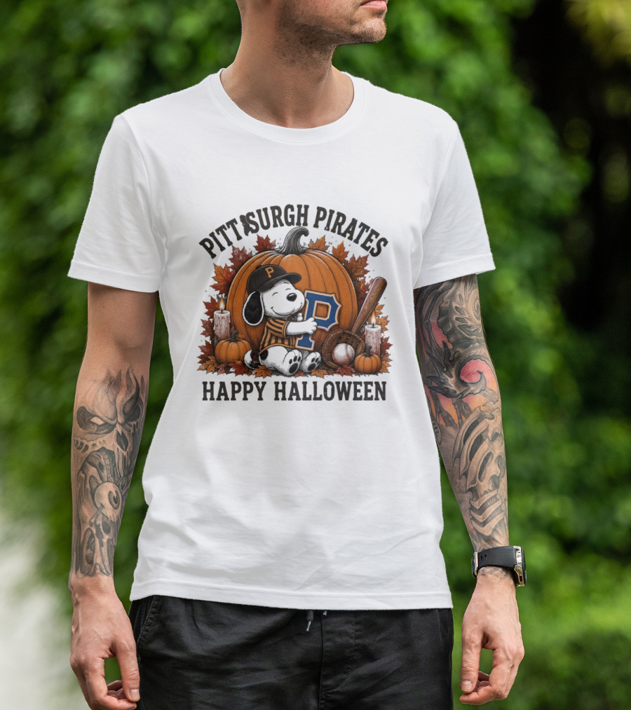 Pittsburgh Pirates Halloween Snoopy Hugging P With Pumpkin And Candles T-Shirt