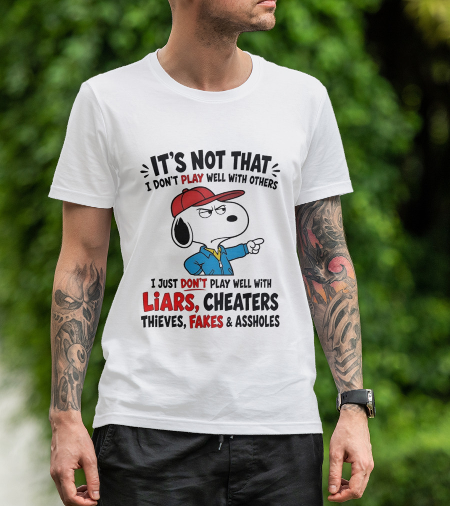 Snoopy It's Not That I Don't Play Well With Others I Just Don't Play Well With Liars Cheaters Thieves Fakes T-Shirt