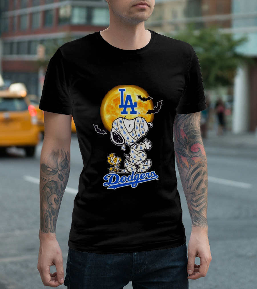 Los Angeles Dodgers Snoopy Woodstock Mummy Halloween Baseball Moon Bats T-Shirt