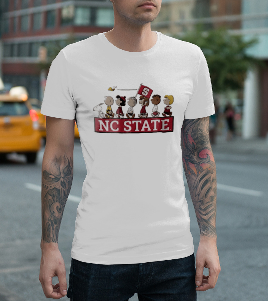 NC State University Peanuts Characters Walking With Flag 2006 Snoopy Woodstock Charlie Brown Lucy Linus Peppermint Patty Franklin T-Shirt