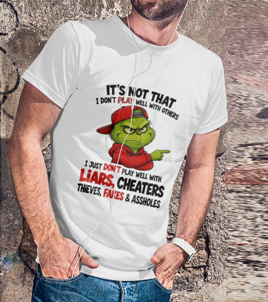 Grinch It's Not That I Don't Play Well With Others I Just Don't Play Well With Liars Cheaters Thieves Fakes & Assholes T-Shirt