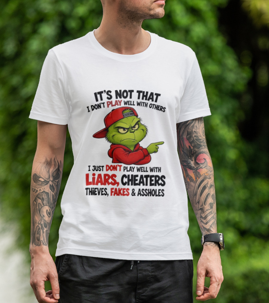 Grinch It's Not That I Don't Play Well With Others I Just Don't Play Well With Liars Cheaters Thieves Fakes & Assholes T-Shirt
