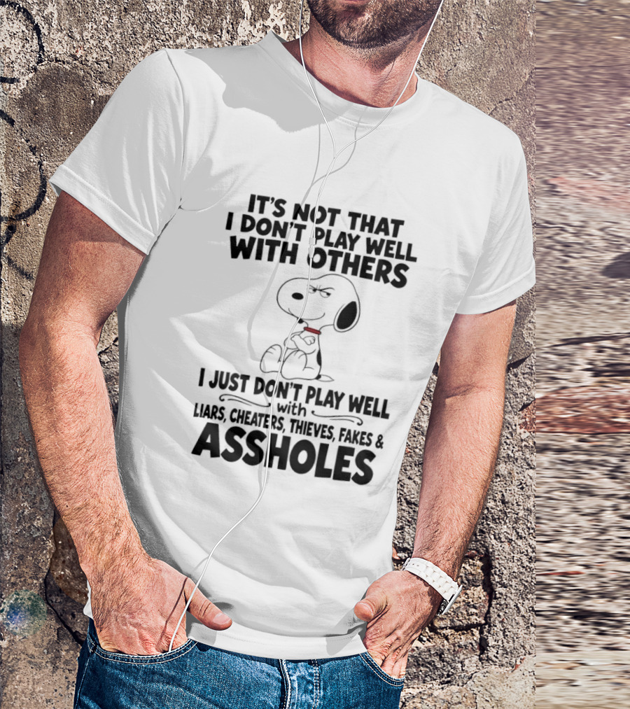 Snoopy It's Not That I Don't Play Well With Others I Just Don't Play Well With Liars Cheaters Thieves Fakes And Assholes T-Shirt