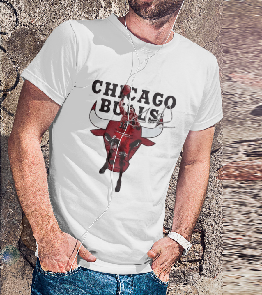 Scottie Pippen 33 Chicago Bulls Jumping Dunk Iconic Bulls T-Shirt