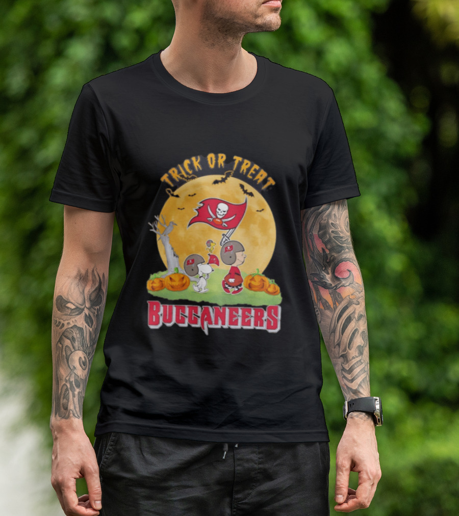 Tampa Bay Buccaneers Peanuts Trick Or Treat Halloween Moon Pumpkins T-Shirt