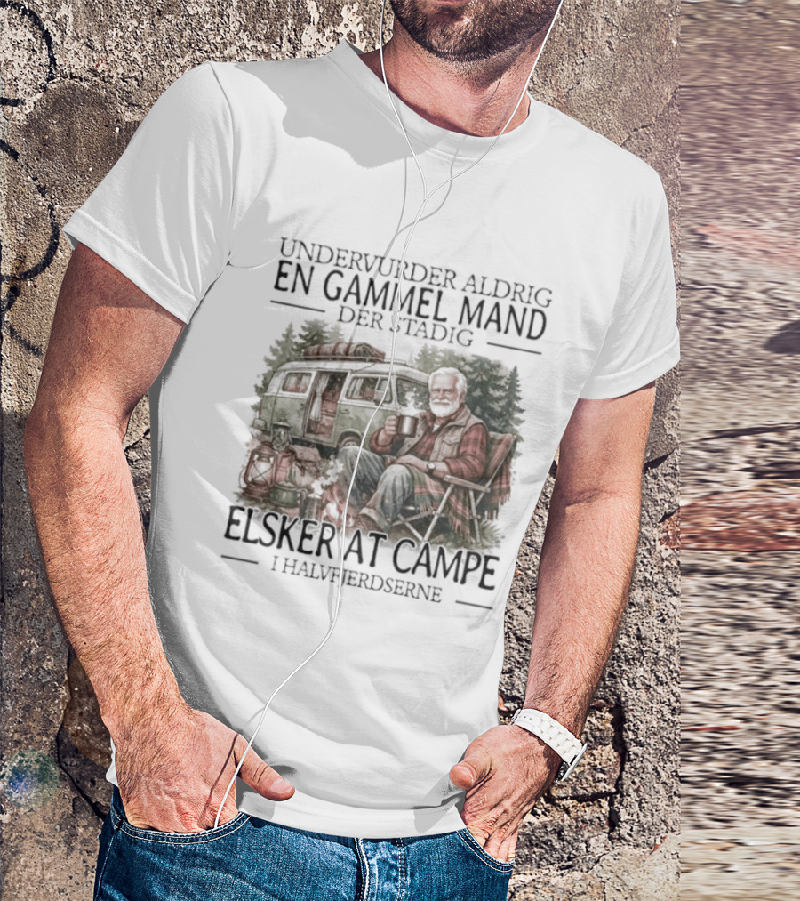 Undervurder Aldrig En Gammel Mand Der Stadig Elsker At Campere I Halvfjerdserne T-Shirt