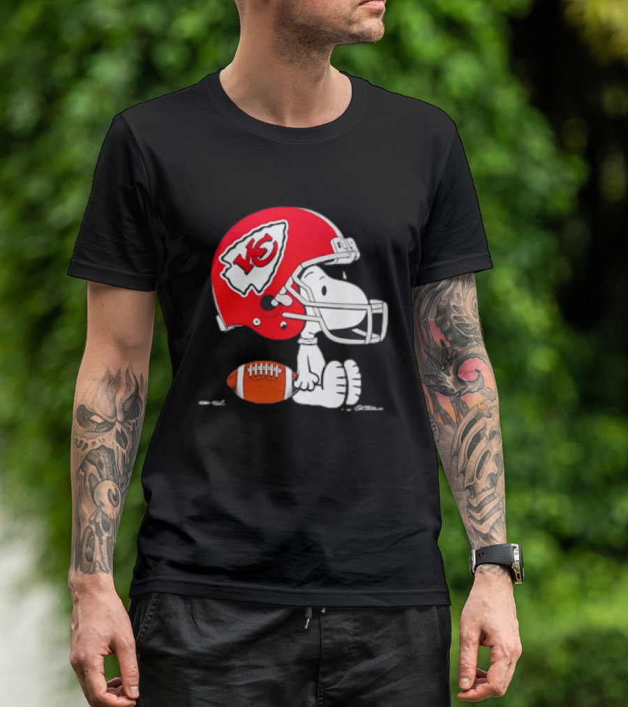 Snoopy Kansas City Chiefs Helmet Football T-Shirt