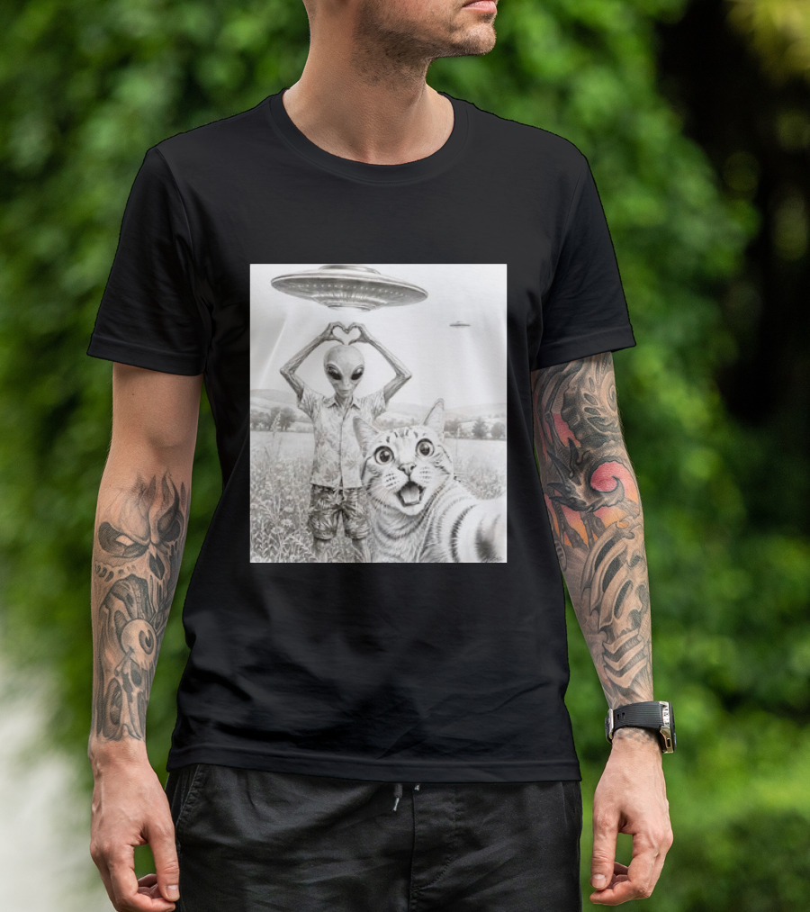 Alien And Cat Selfie UFO Extraterrestrial Meadow Scene T-Shirt
