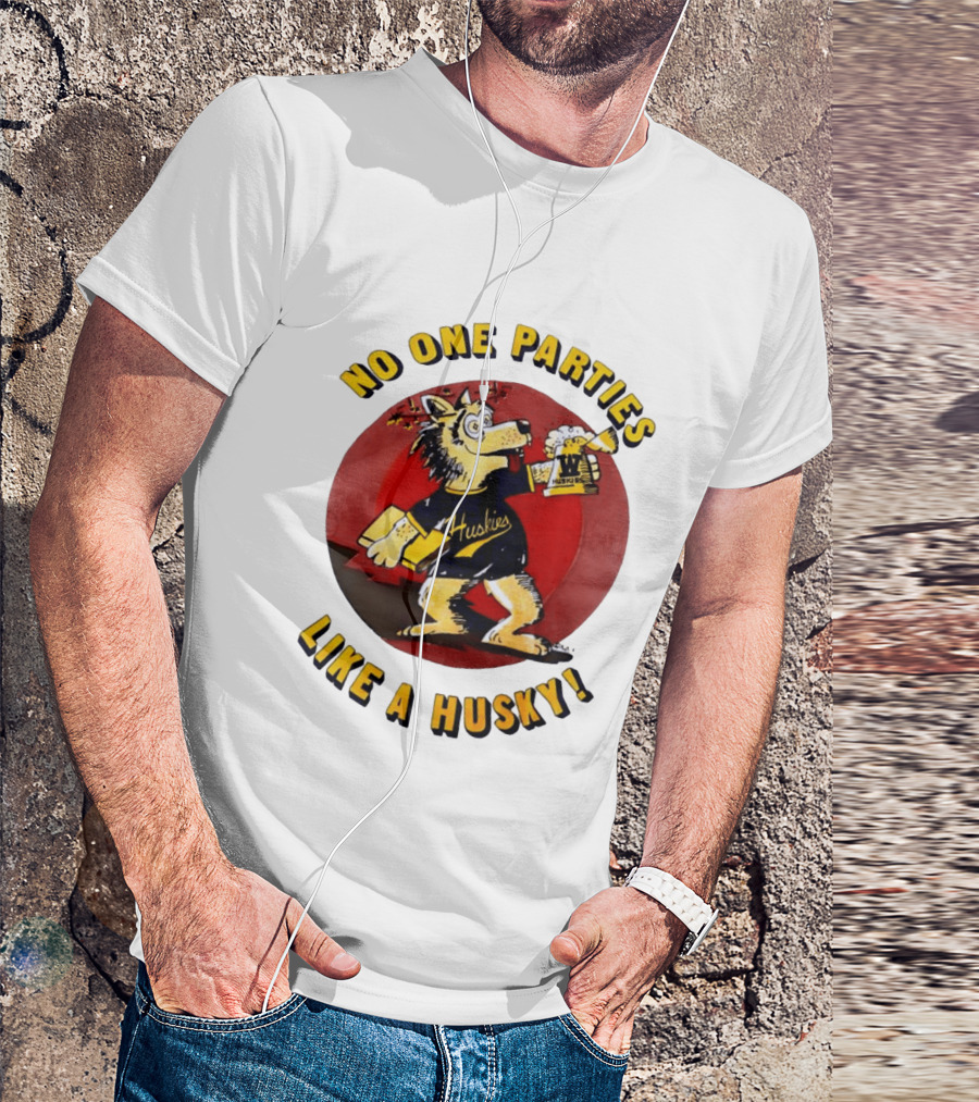 LB81 Wolf Drinking Beer And Carrying Book No One Parties Like A Husky Huskies T-Shirt
