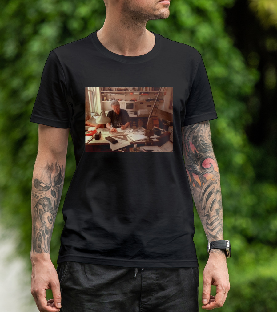 Pat Oliphant Cartoonist In Studio Drawing And Sketching T-Shirt