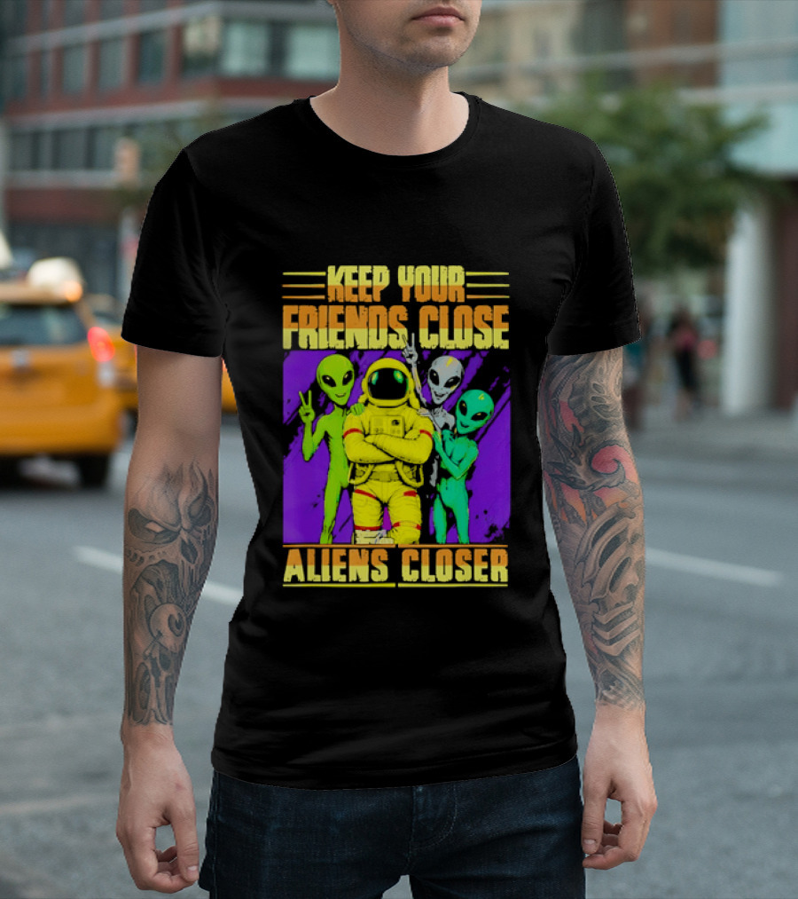 Keep Your Friends Close Aliens Closer Astronaut With Alien Friends T-Shirt
