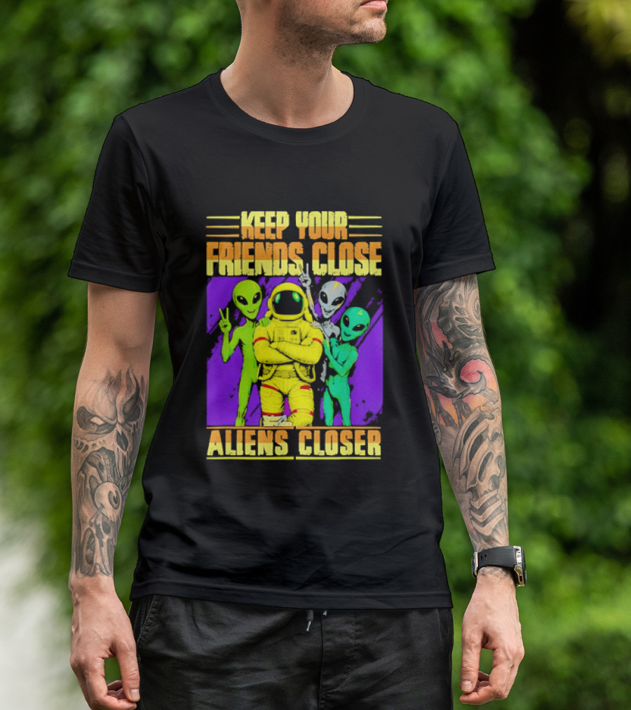 Keep Your Friends Close Aliens Closer Astronaut With Alien Friends T-Shirt