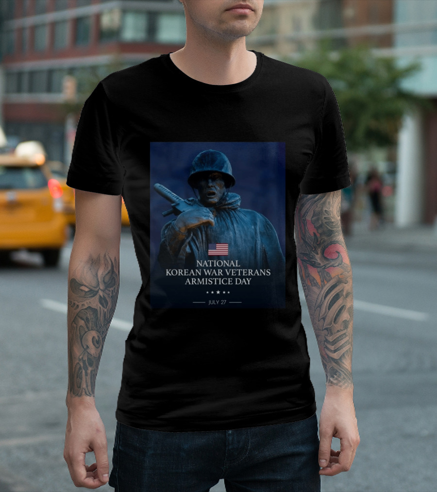 National Korean War Veterans Armistice Day July 27 Soldier Statue Display With American Flag T-Shirt