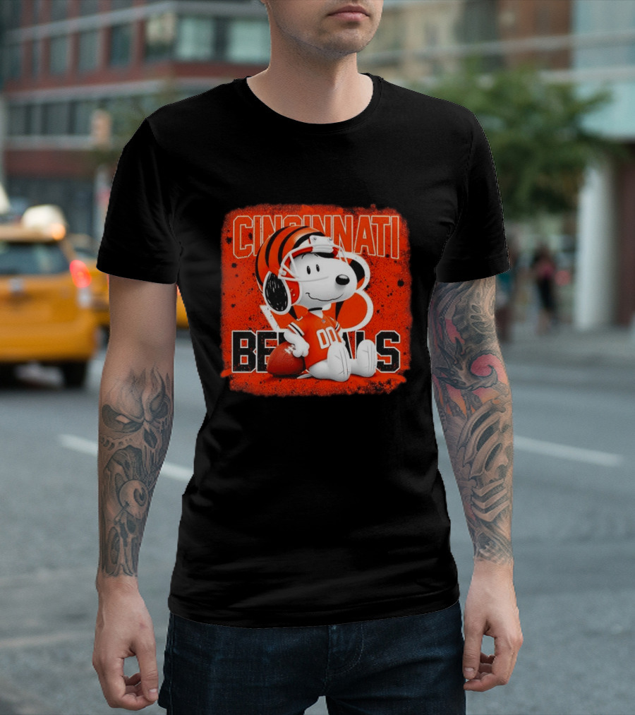 Cincinnati Bengals Snoopy 00 Football Helmet T-Shirt