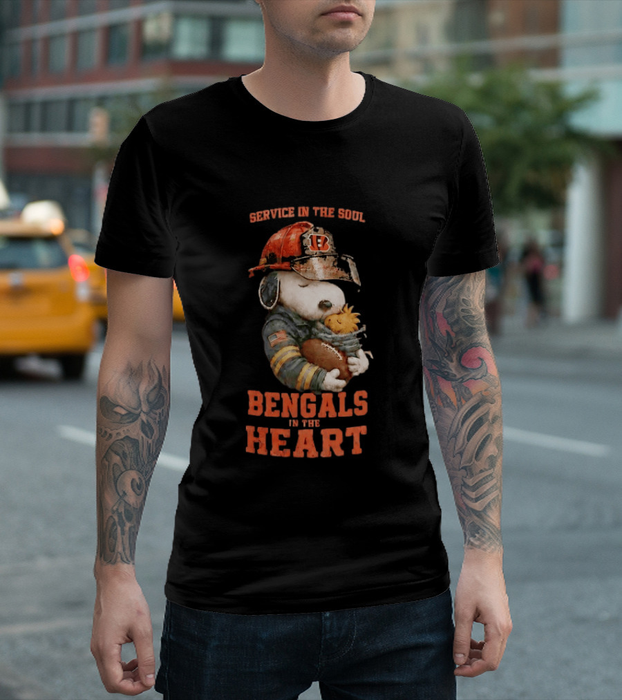 Service In The Soul Bengals In The Heart Snoopy Cincinnati Bengals Firefighter Hugging Woodstock T-Shirt
