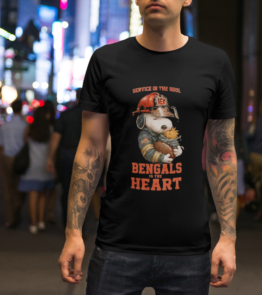 Service In The Soul Bengals In The Heart Snoopy Cincinnati Bengals Firefighter Hugging Woodstock T-Shirt