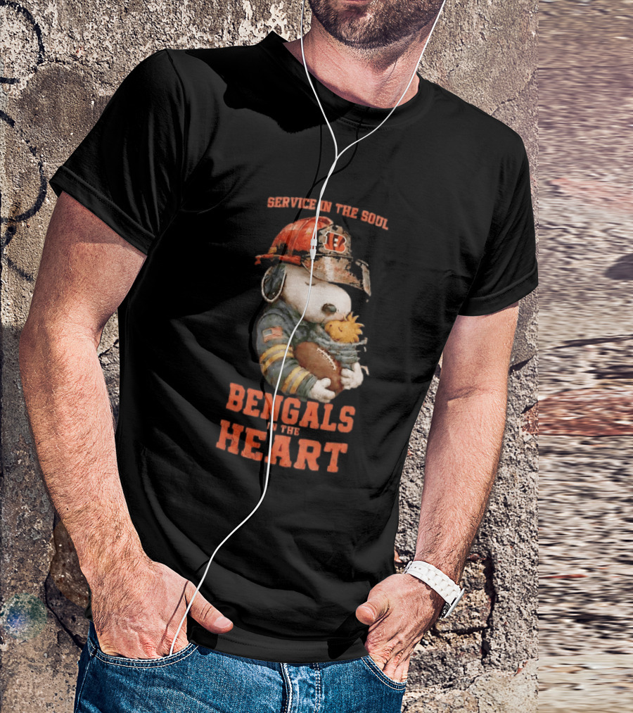 Service In The Soul Bengals In The Heart Snoopy Cincinnati Bengals Firefighter Hugging Woodstock T-Shirt