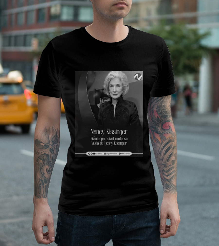 Nancy Kissinger Filántropa Estadounidense Viuda De Henry Kissinger Nuria Piera T-Shirt