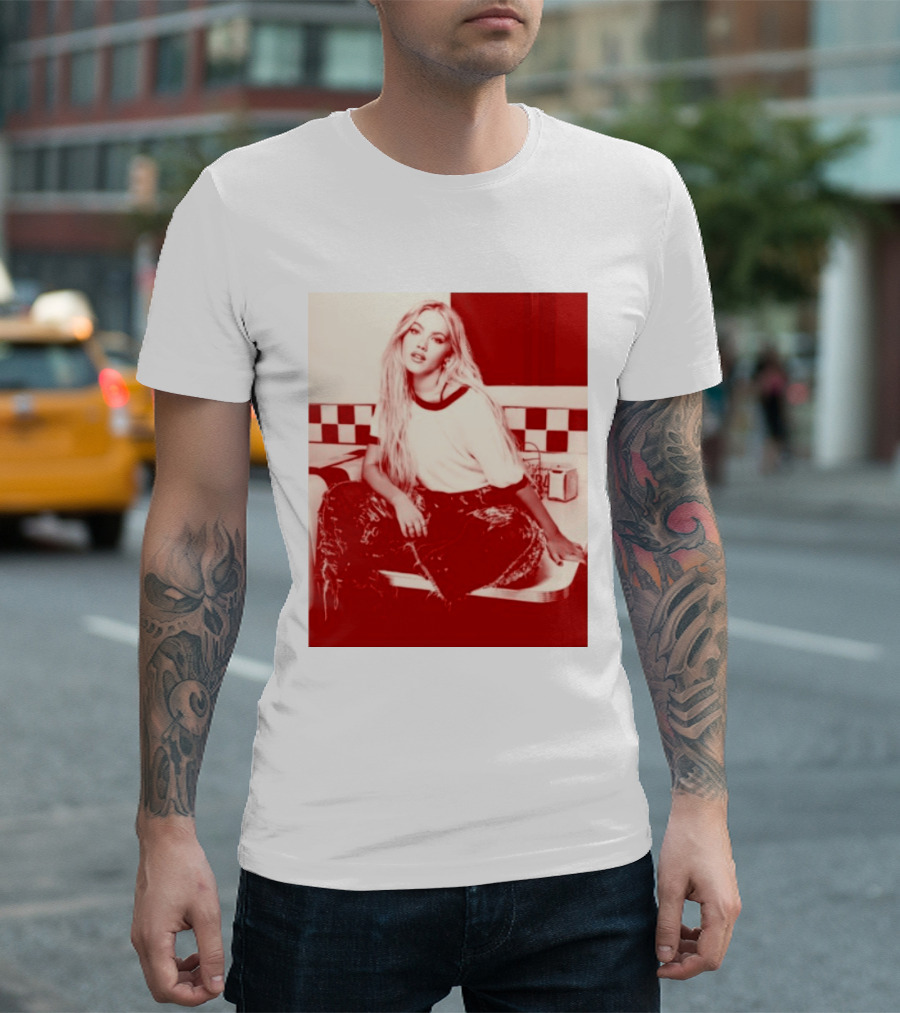 Freya Skye Store Bad Taste Photo Retro Vibe Outfit With Distressed Jeans And Casual Raglan Top In Diner Setting T-Shirt