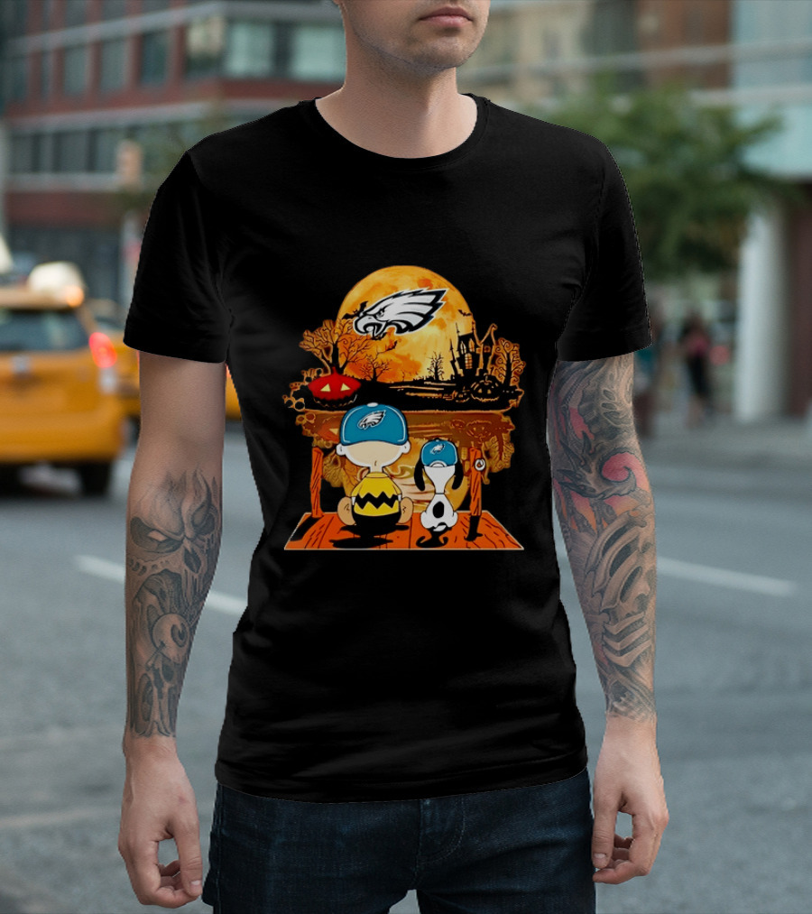 Philadelphia Eagles Halloween Charlie Brown And Snoopy Sitting With Pumpkin And Haunted House T-Shirt