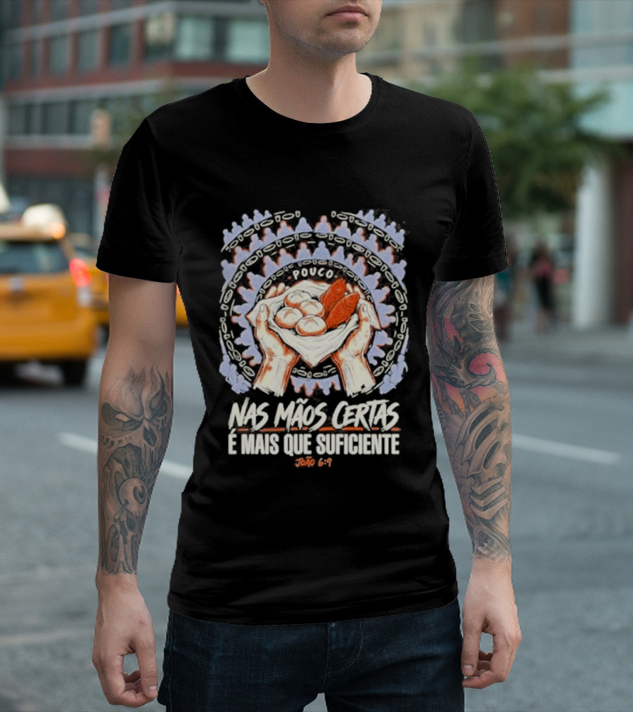 Nas Mãos Certas É Mais Que Suficiente João 6 9 Mãos Segurando Pão E Peixe T-Shirt