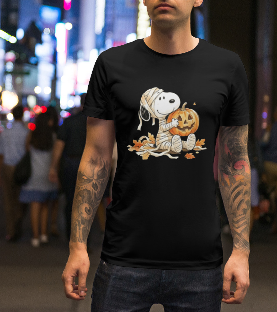 Mummy Snoopy Holding Jack O Lantern Halloween Peanuts Cartoon T-Shirt