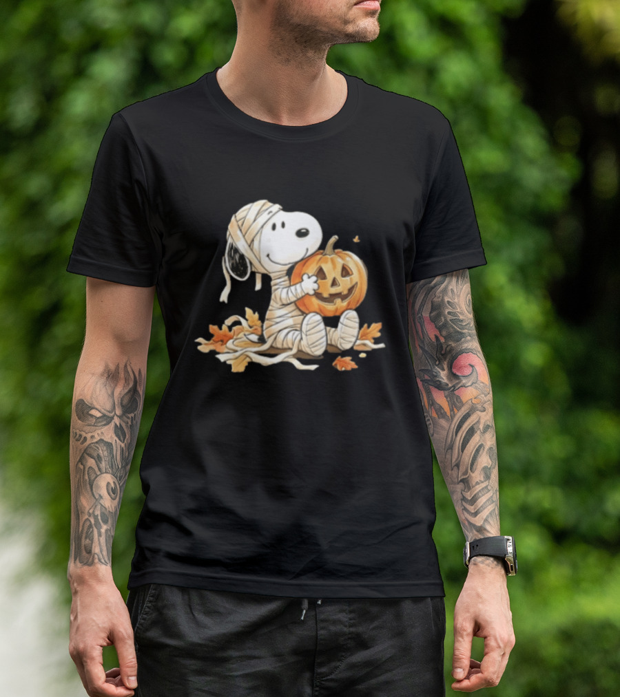 Mummy Snoopy Holding Jack O Lantern Halloween Peanuts Cartoon T-Shirt