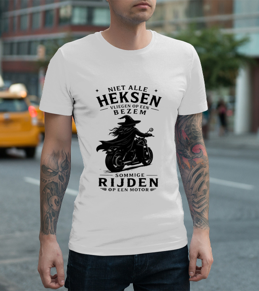 Niet Alle Heksen Vliegen Op Een Bezem Sommige Rijden Op Een Motor T-Shirt
