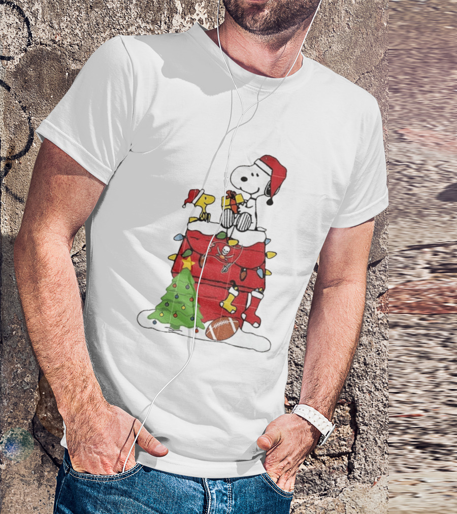 Snoopy Merry Christmas Tampa Bay Buccaneers 2026 Football Holiday Peanuts Santa Hat T-Shirt