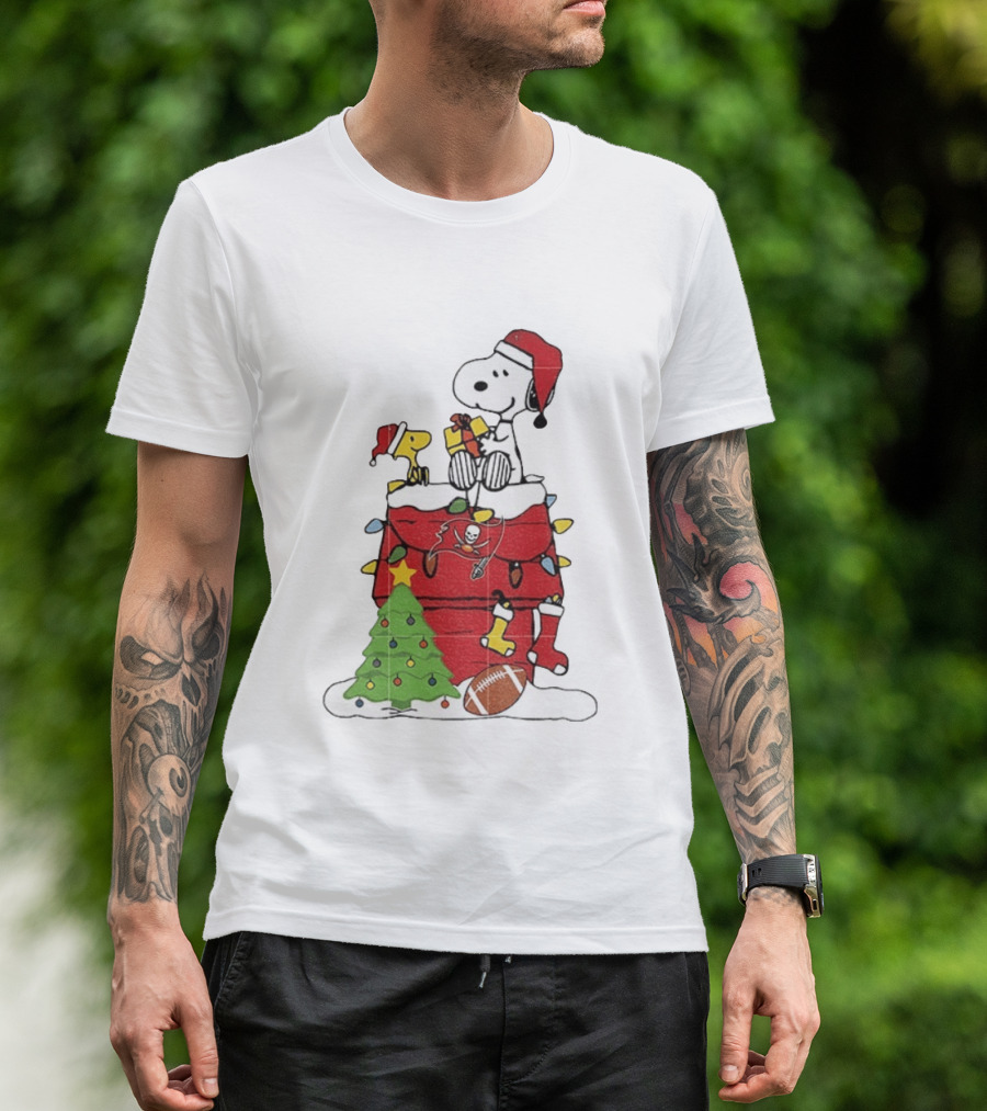 Snoopy Merry Christmas Tampa Bay Buccaneers 2026 Football Holiday Peanuts Santa Hat T-Shirt