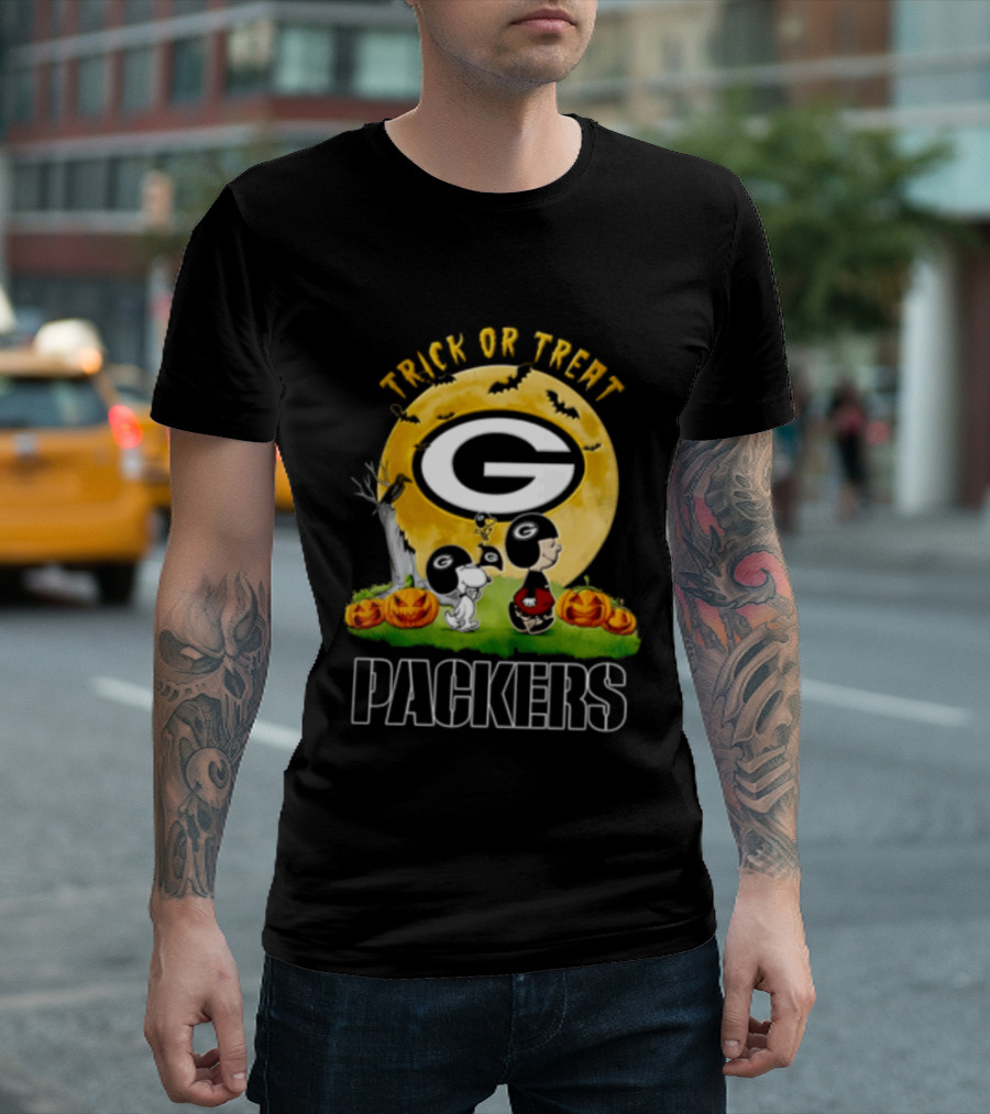 Green Bay Packers Trick Or Treat Charlie Brown Snoopy Pumpkins Moon T-Shirt