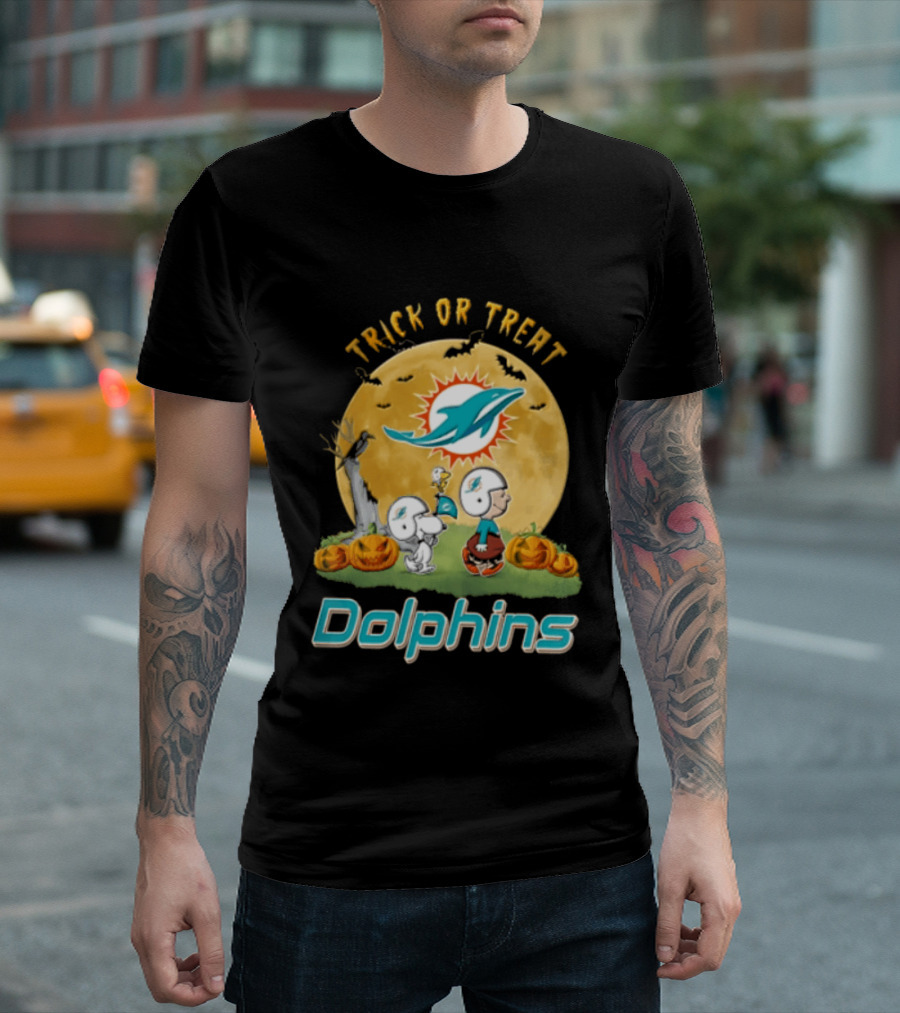 Miami Dolphins Trick Or Treat Charlie Brown Snoopy Full Moon Pumpkins T-Shirt